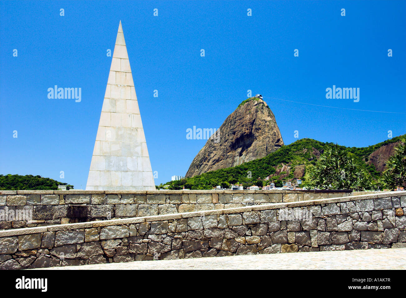 Monument en forme d'un obélisque, le fondateur de la ville de Rio de Janeiro Estacio de Sa avec du pain à l'arrière-plan. Banque D'Images