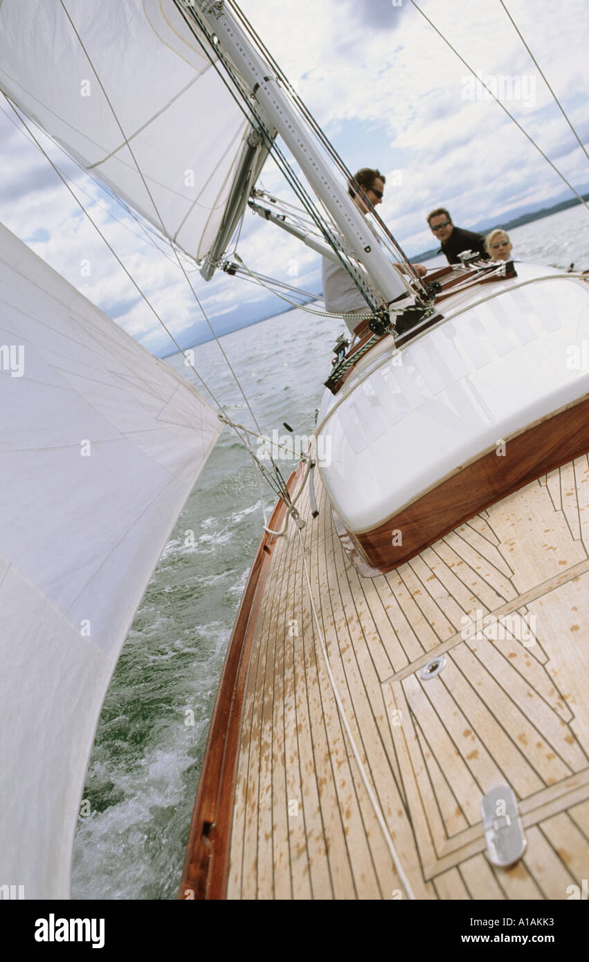 Groupe d'amis sur un bateau Banque D'Images