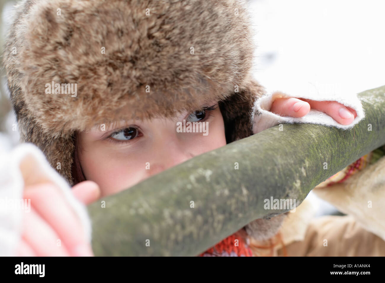 Woman peeking une clôture Banque D'Images