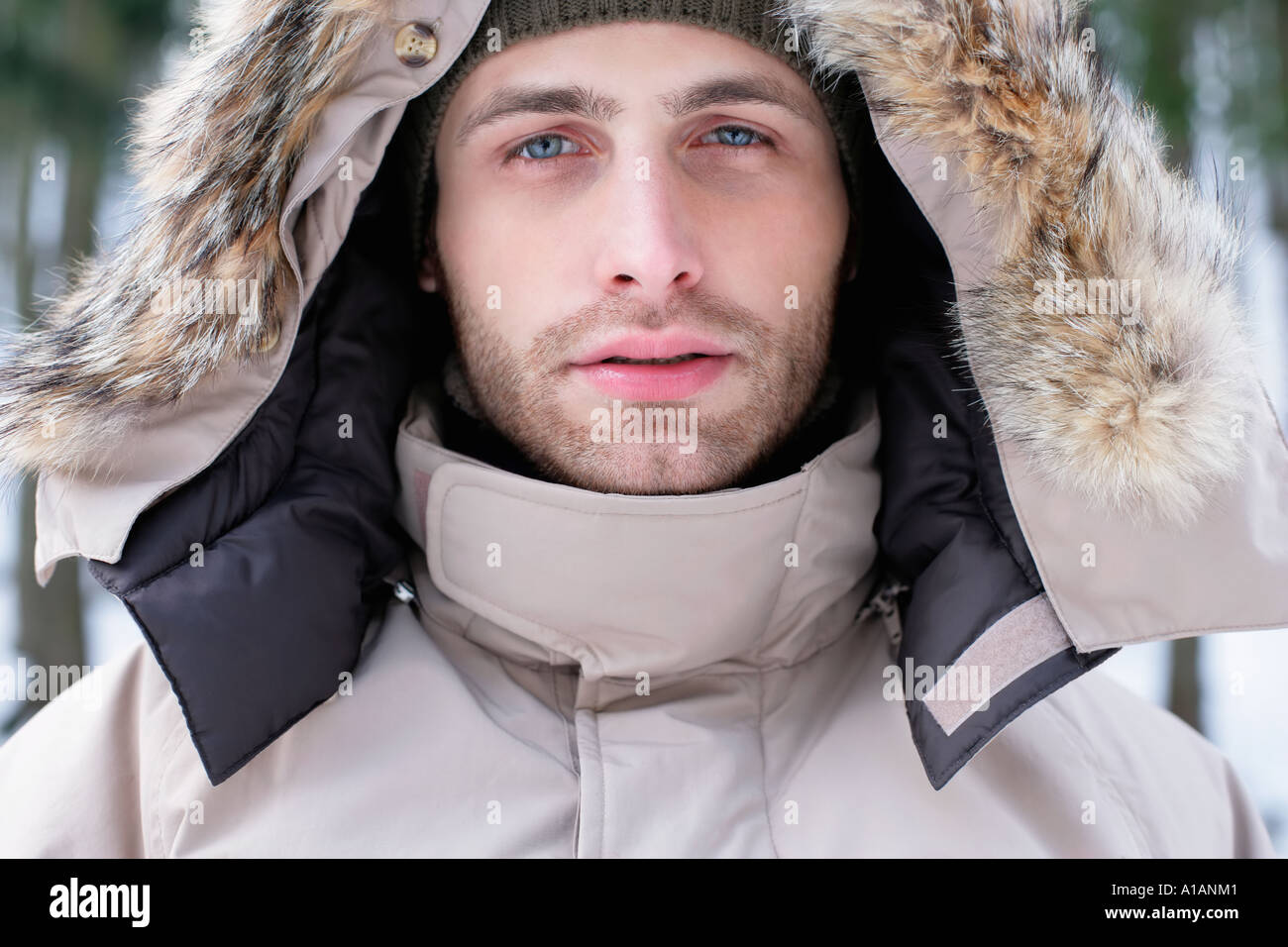 Homme dans un manteau avec capuche fourrure Photo Stock - Alamy