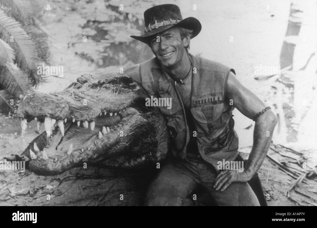 Crocodile dundee 1986 paul hogan Banque d'images noir et blanc Alamy