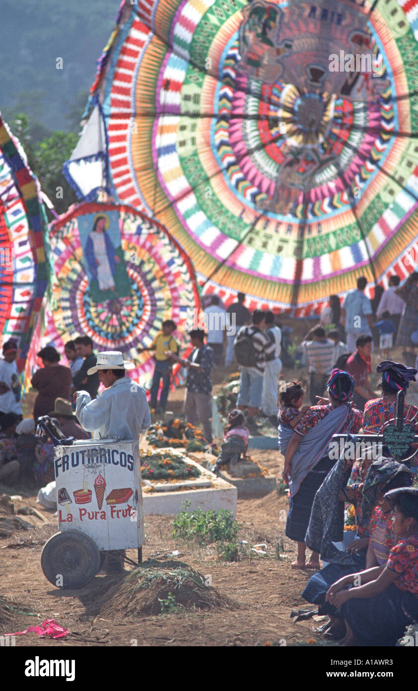 Au Guatemala la ville de Santiago Sacatepequez marque le Jour de la mort avec un festival de cerfs-volants géants dans le cimetière Banque D'Images