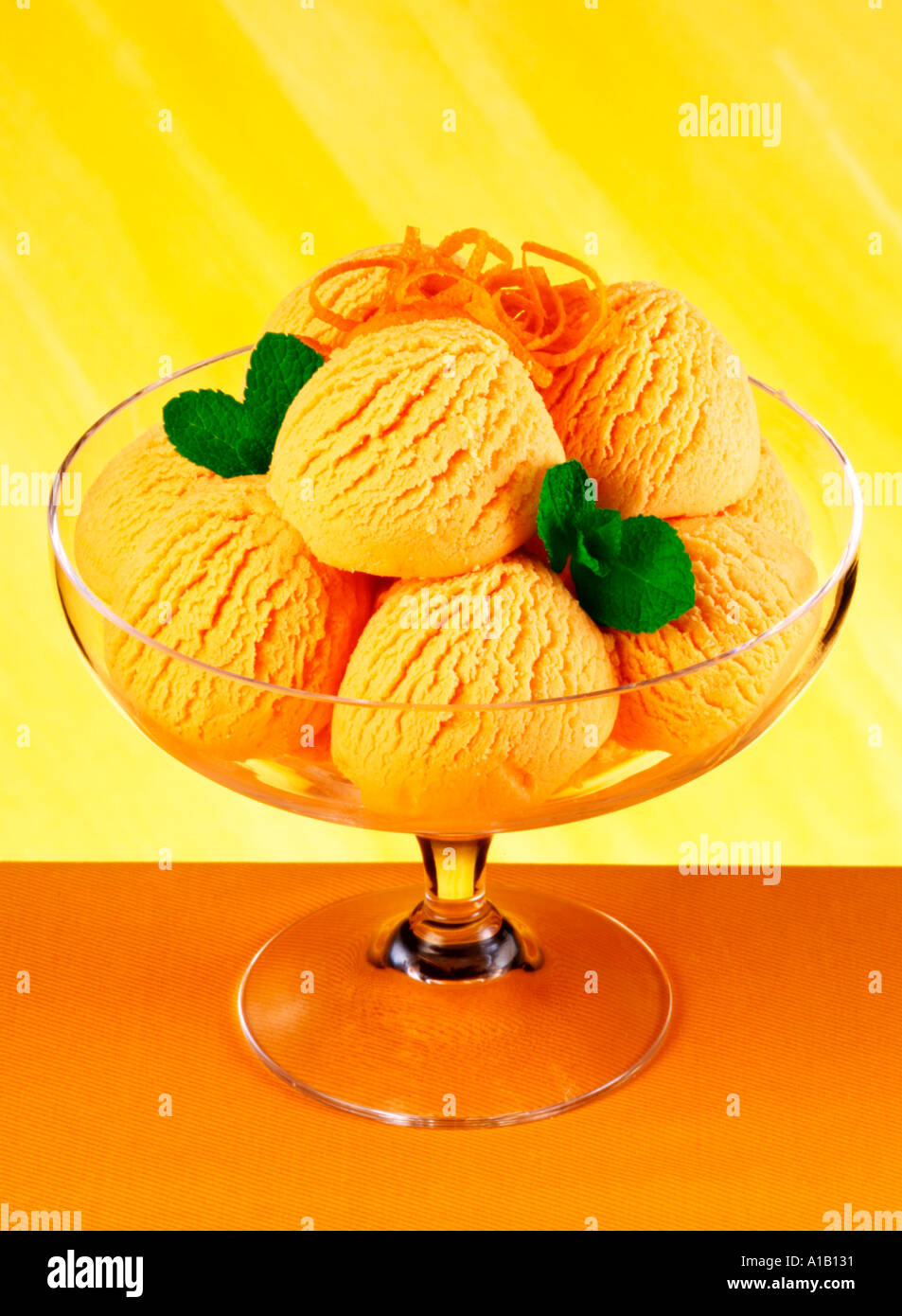 La crème glacée sur l'orange Banque D'Images