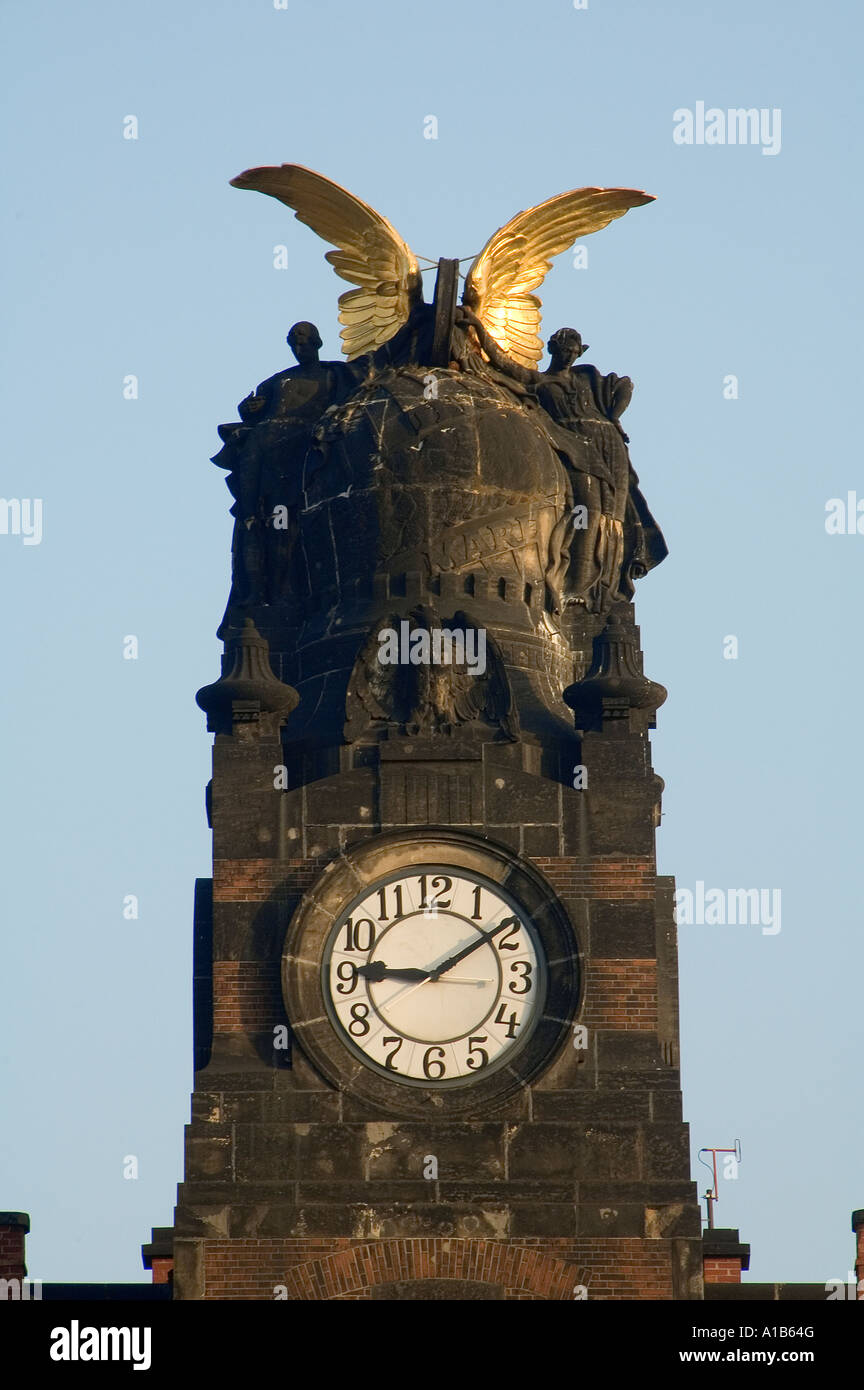Tour de l'horloge du Praha Hlavni nadrazi gare construite en design Art nouveau à Prague République Tchèque Banque D'Images