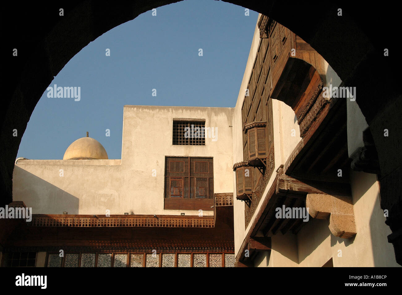 Mashrabiya Fine windows à la cour intérieure de Bayt ('Al-Suhaymi Chambre des Suhaymi') vieille époque ottomane house museum construit en 1648 au Vieux Caire Egypte Banque D'Images