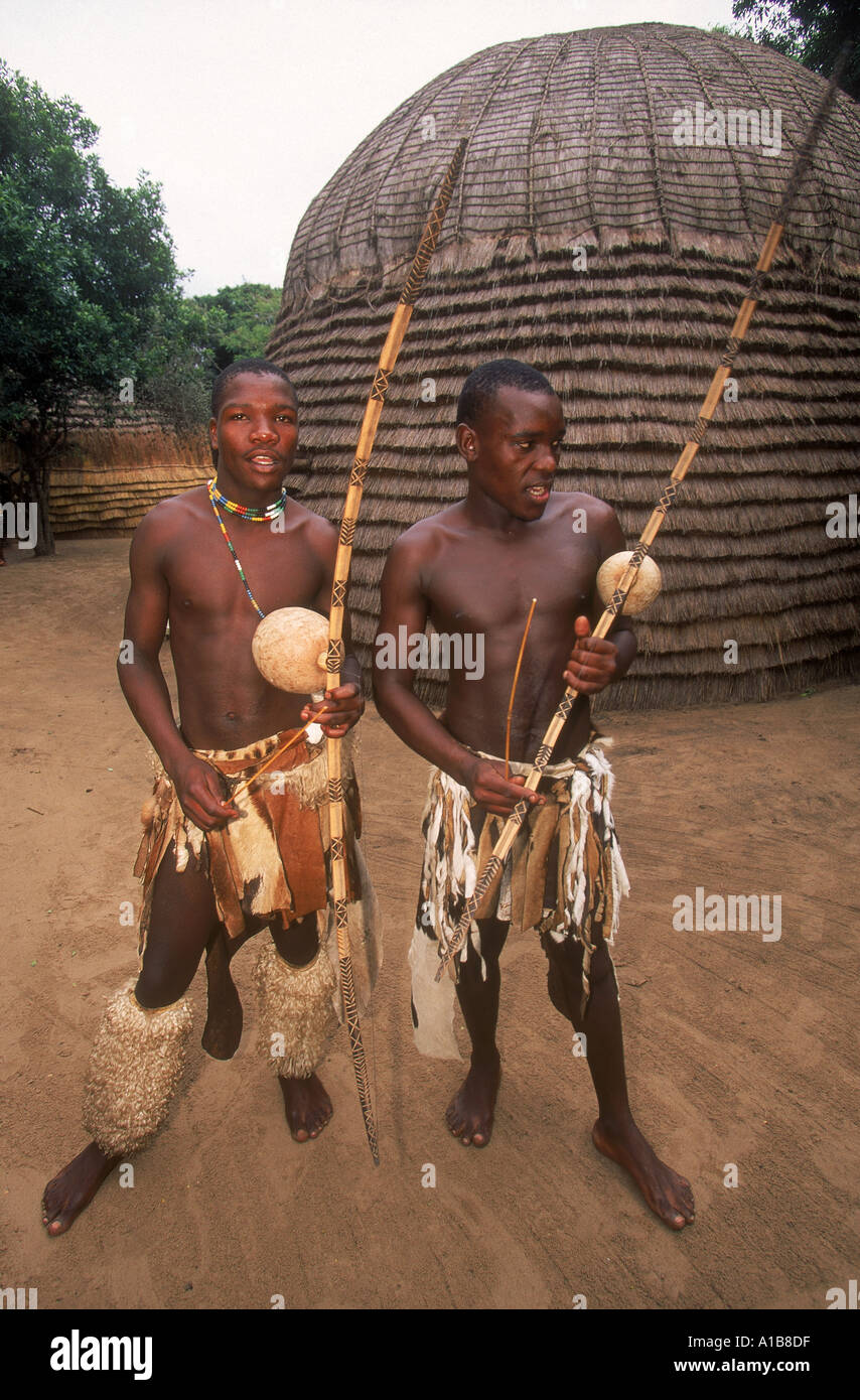 Deux guerriers zoulous en formation avec leurs arcs et flèches de l'Afrique du Sud un Evrard Banque D'Images