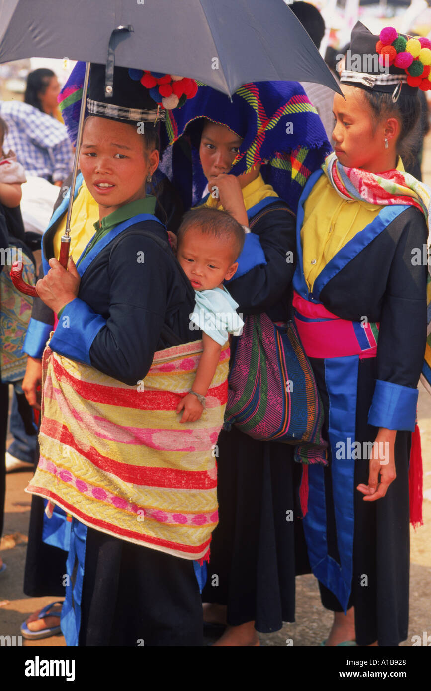 Une femme Hmong hill tribe et bébé à Luang Prabang Laos Asie UNE Evrard Banque D'Images