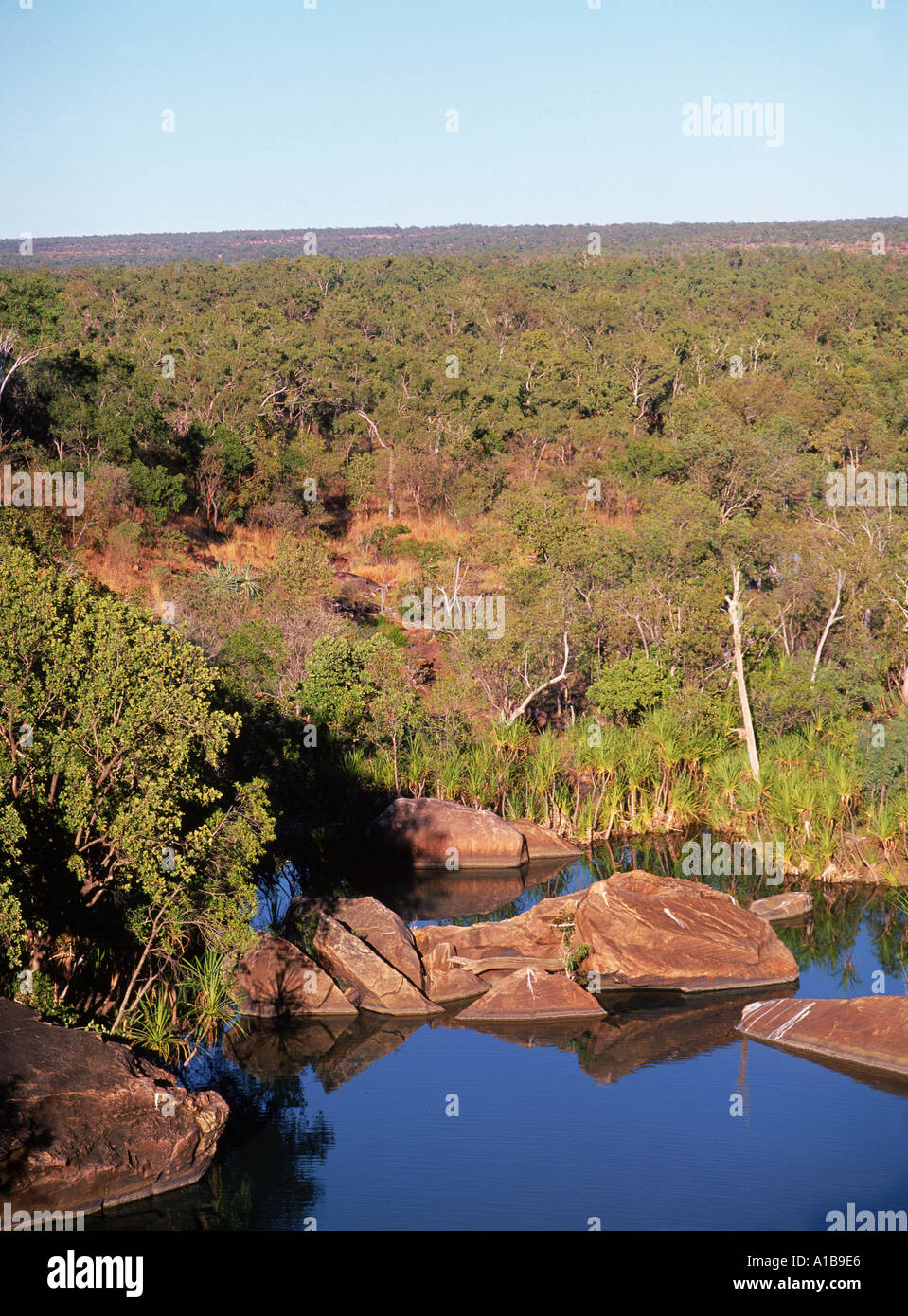 Rocks reflète dans une piscine sous peu Mertens Falls et bush couvrant le plateau de l'ouest de l'Australie Kimberley Mitchell R Banque D'Images