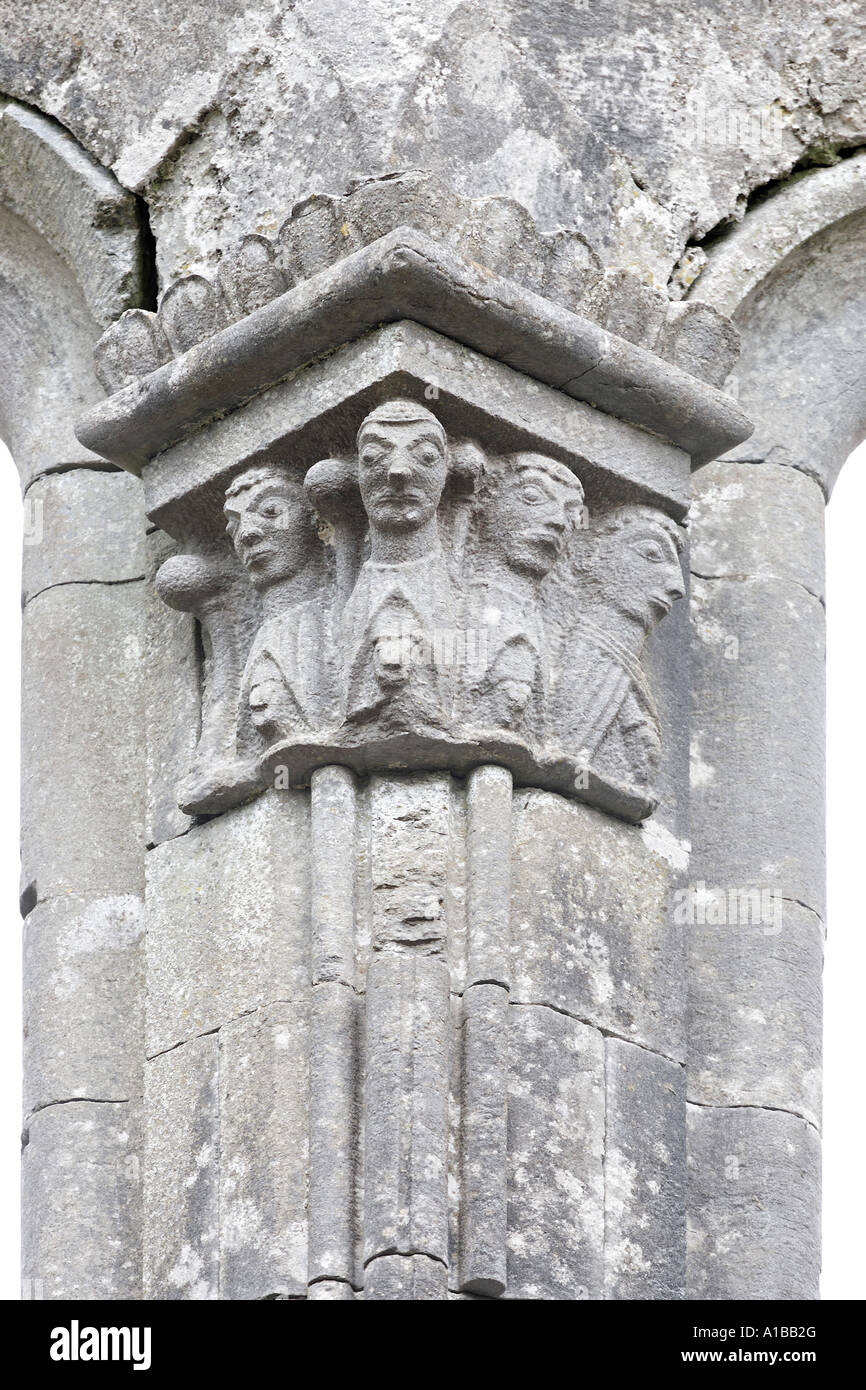 Colonne avec des figures humaines, kilfenora burren, église, Clare, Irlande Banque D'Images