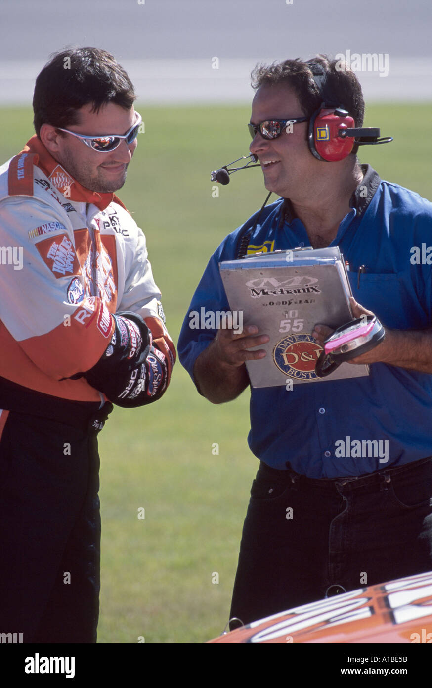 Tony Stewart parle avec équipage à la Chicagoland Speedway Tropicana 400 2001 Banque D'Images