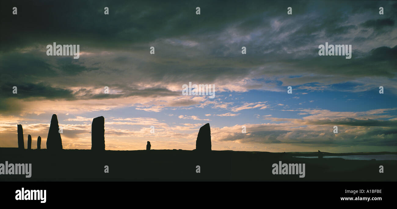 Menhirs vu contre un ciel du soir à Brogar Ecosse Orkney Banque D'Images