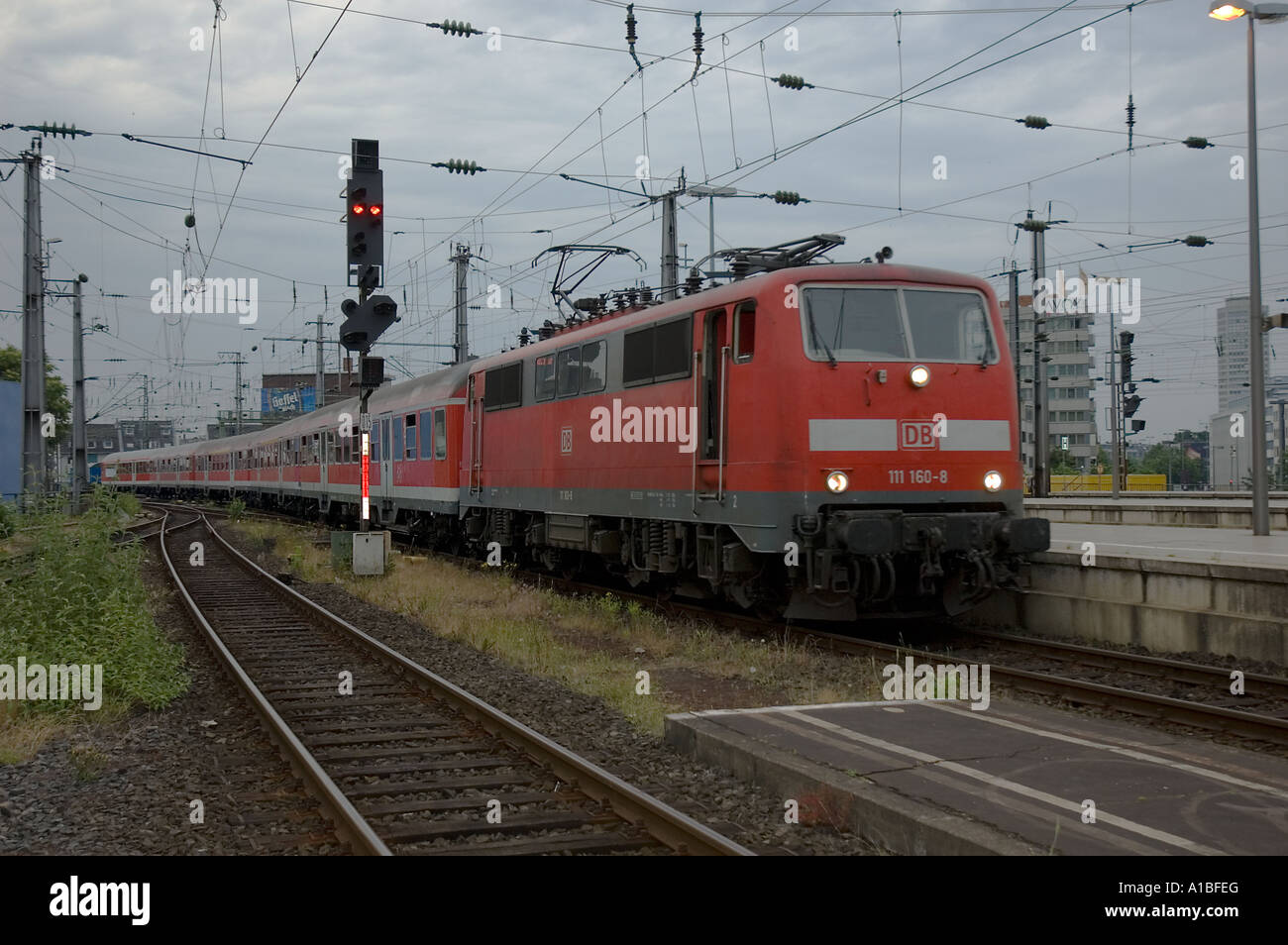 Train allemand entrant dans la station de l'Allemagne de l'Ouest Koln avec traverse haute s bien en vue Banque D'Images