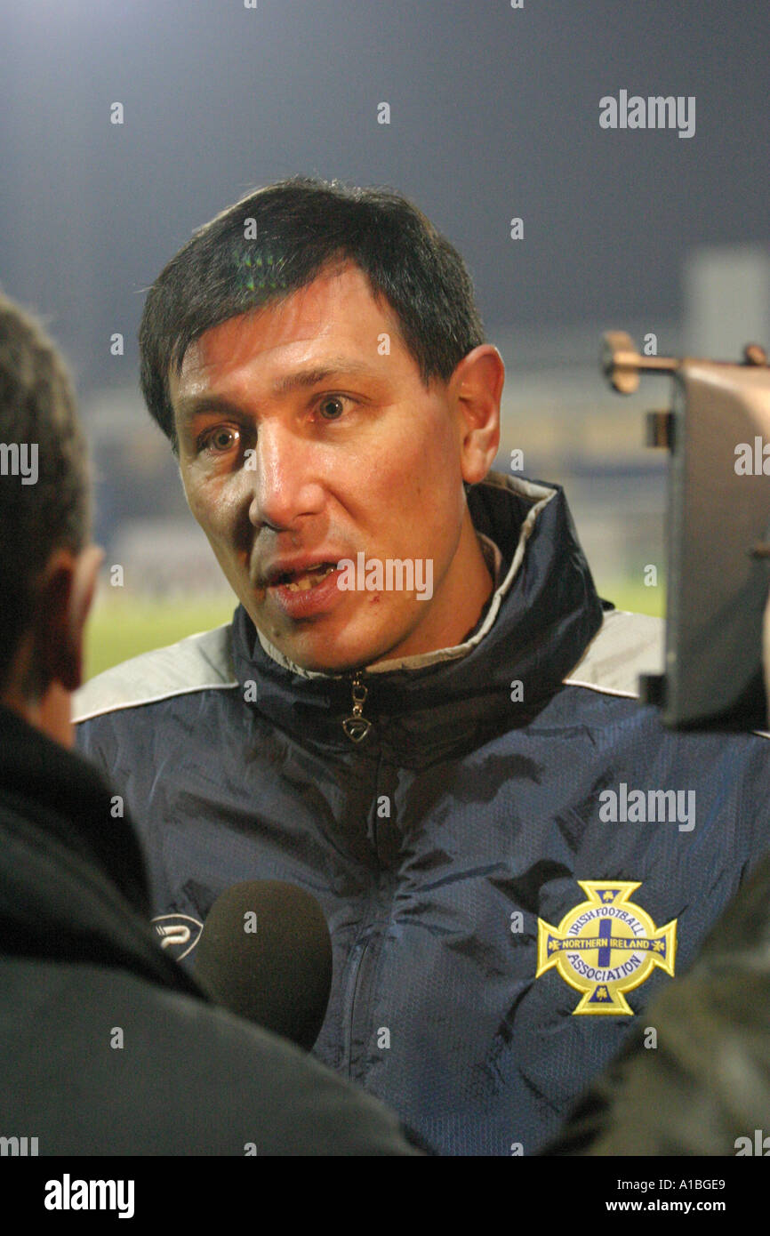 L'Irlande du Nord gestionnaire international Lawrie Sanchez interviewé après friendly Norvège Windsor Park à Belfast Banque D'Images