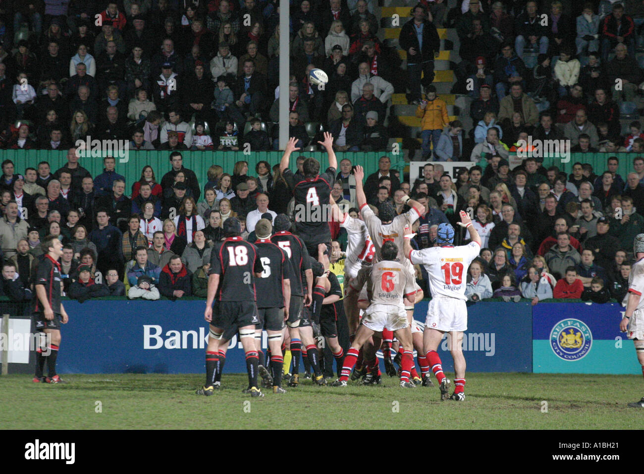 L'action de sortie de ligne de l'Ulster Rugby match contre Edimbourg en la Ligue Celtique Ravenhill Belfast Irlande du Nord Banque D'Images