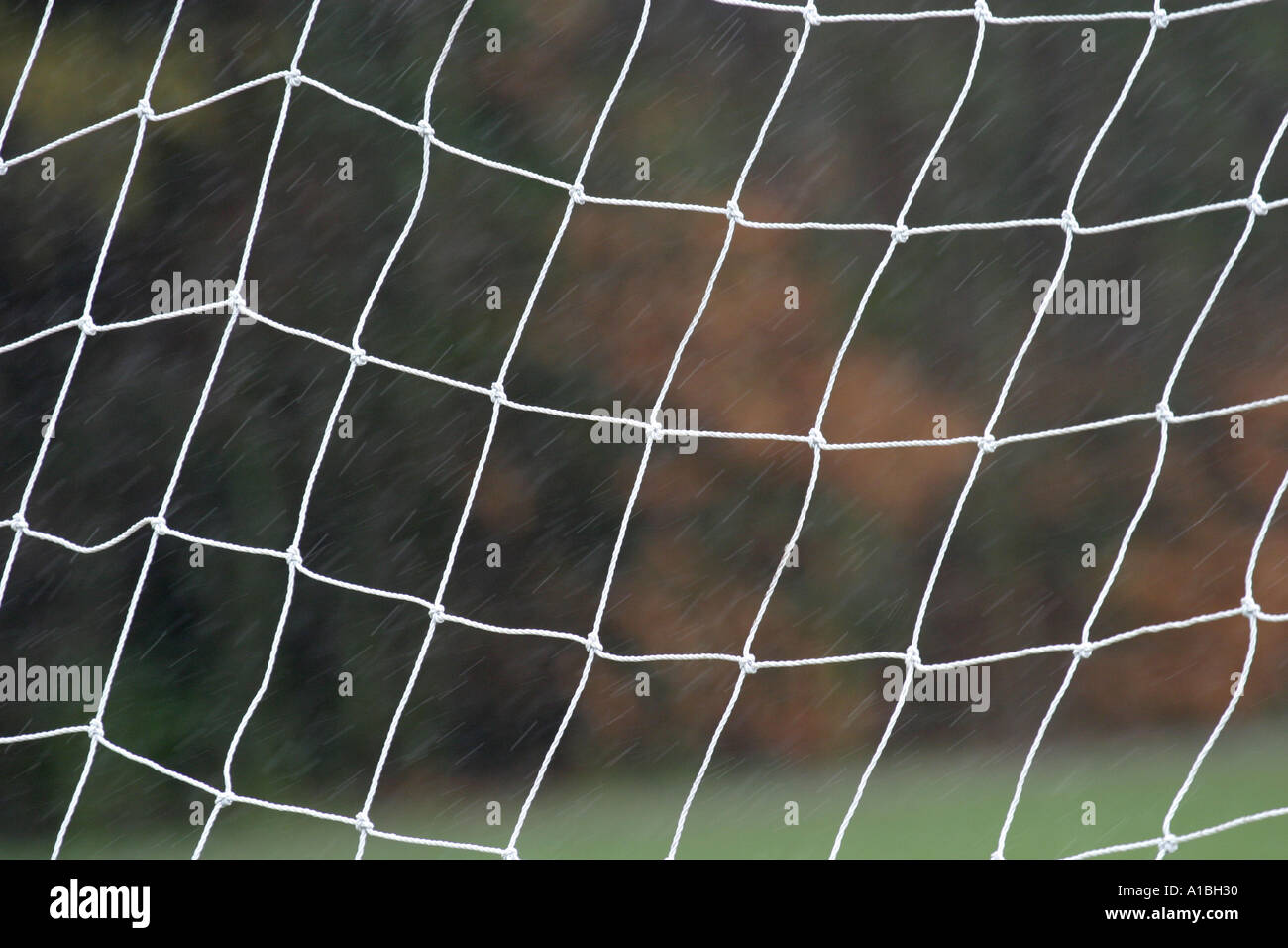 Soccer Football GAA Hurling gaéliques net objectif sous la pluie au park à Belfast en Irlande du Nord Banque D'Images