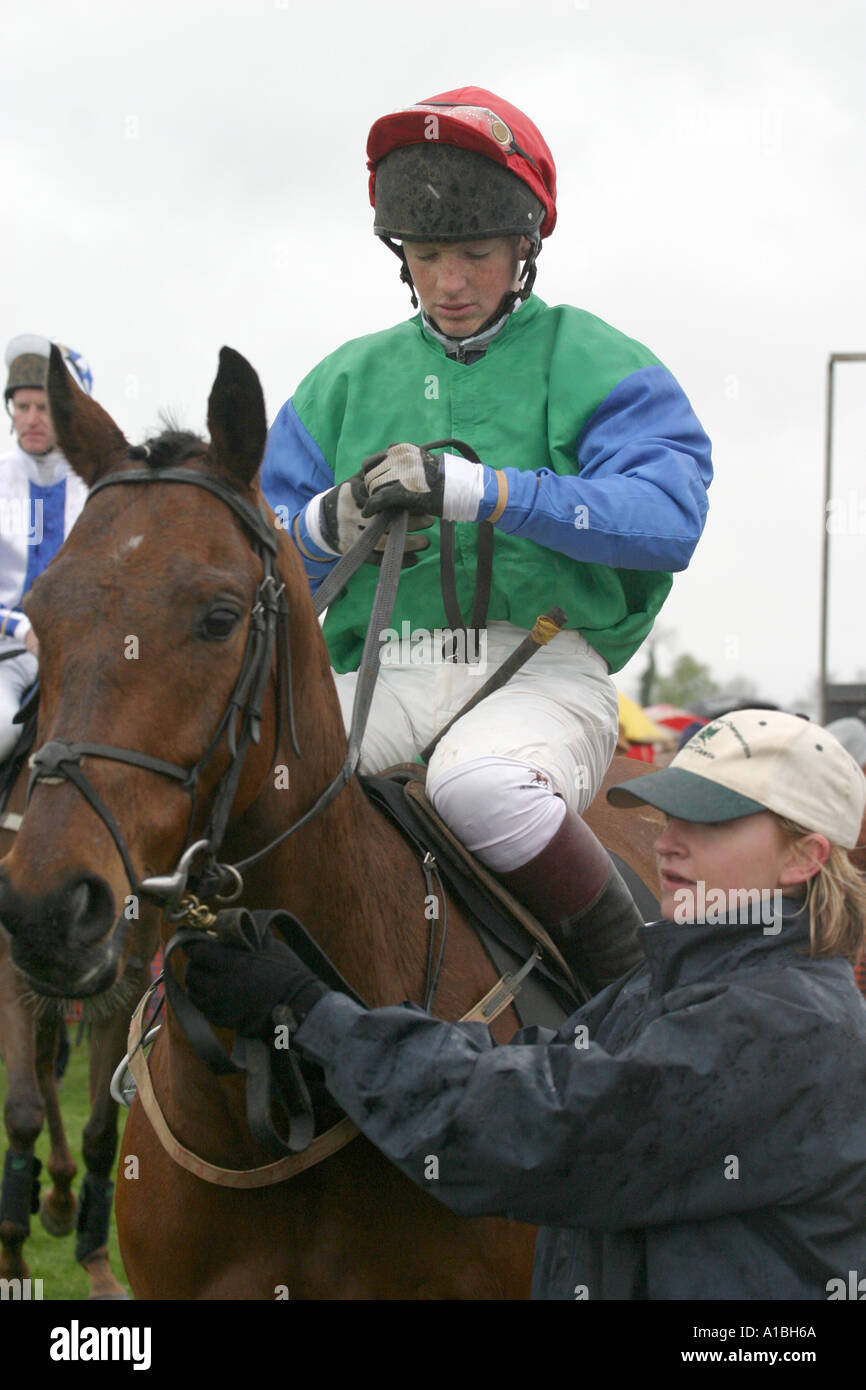 Cheval jockey et gestionnaire dans la parade à anneau Maralin Point to Point près de Moira le comté de Down en Irlande du Nord Banque D'Images