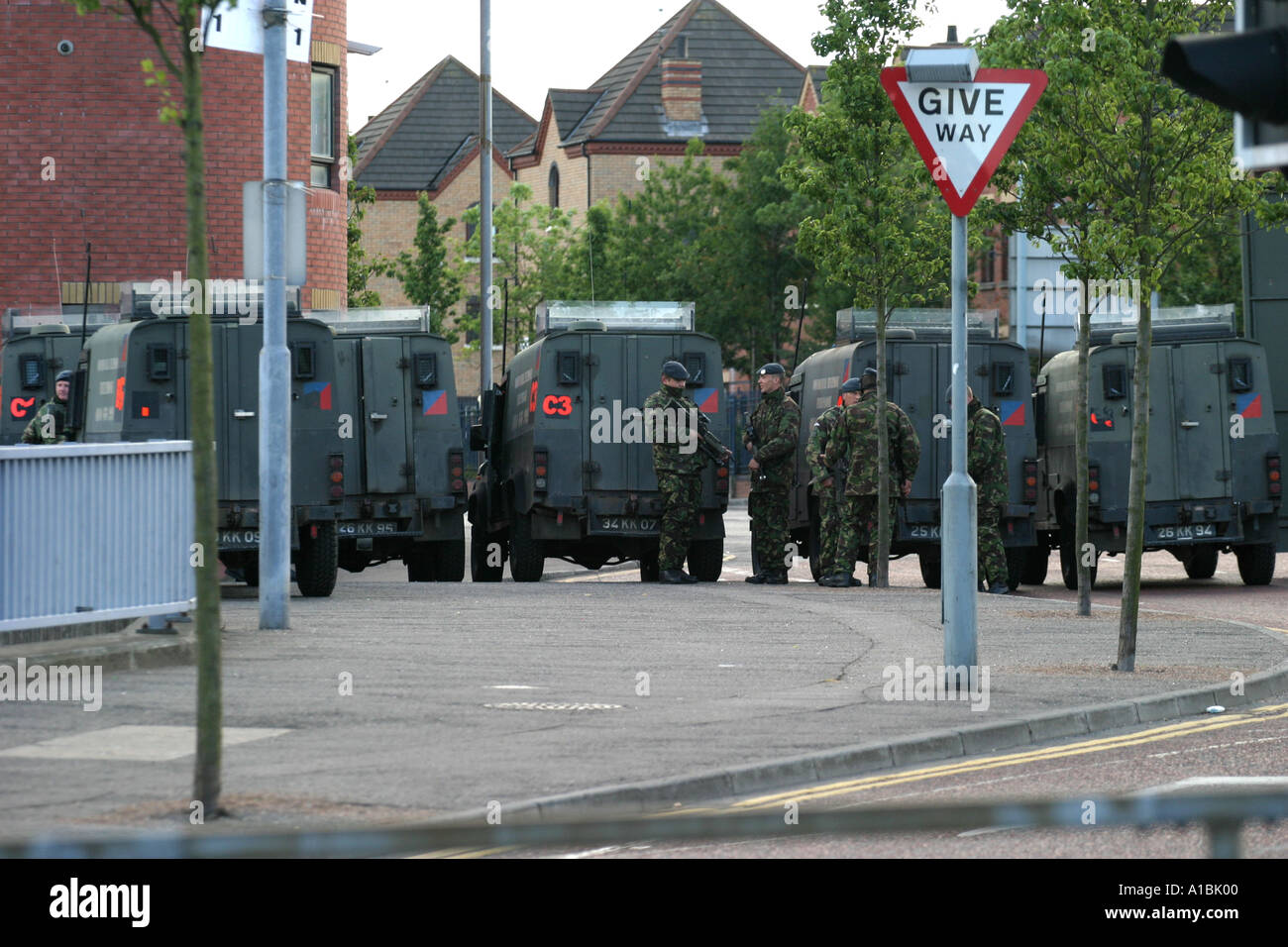 L'armée britannique à barricade temporaire zone catholique nationaliste à Millfield litigieuses lors du défilé de la bande orange loyaliste Banque D'Images