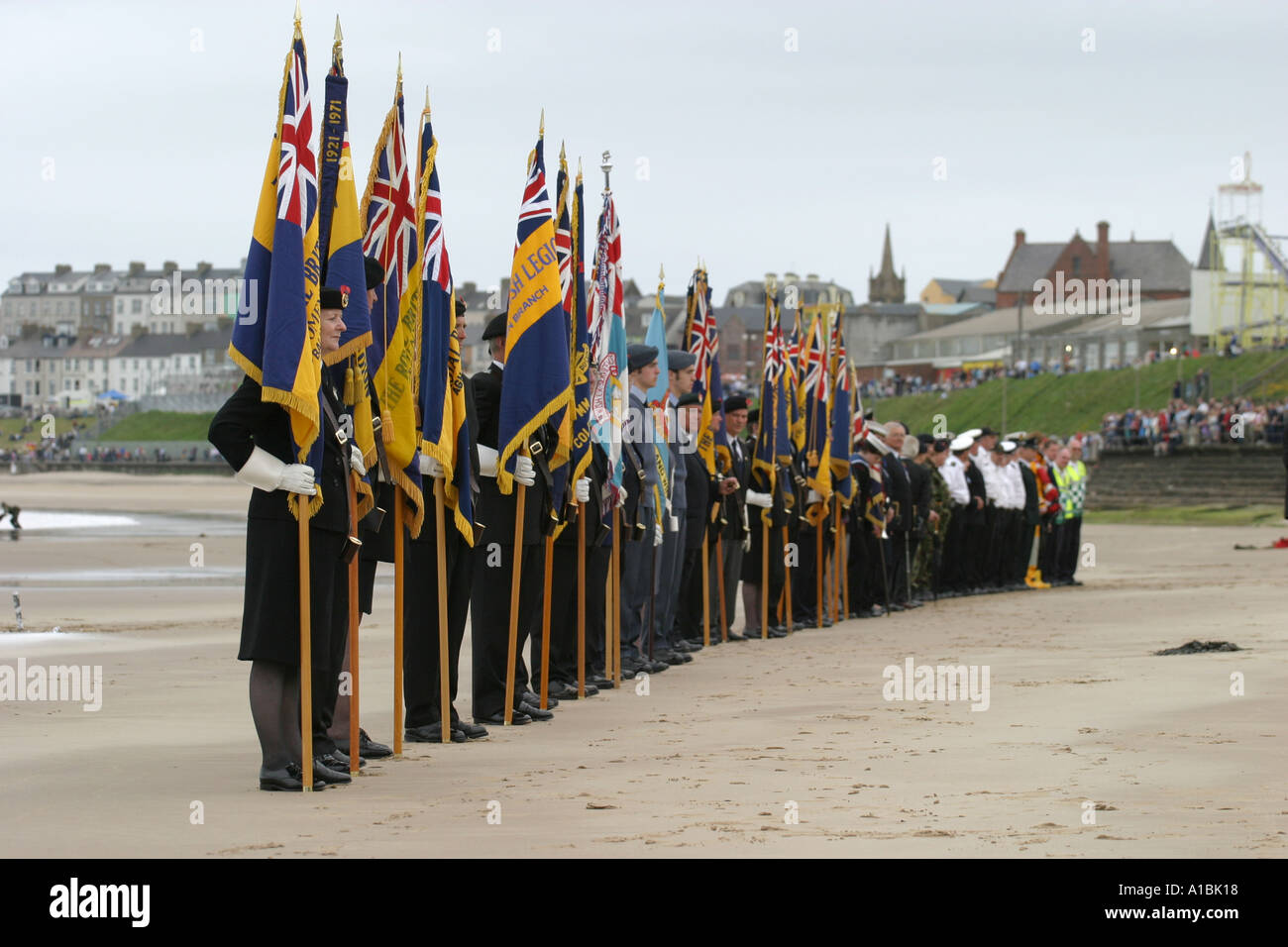 Royal British Legion et les membres du personnel de la Marine royale drapeaux RAF et les paramédics de la RNLI Garde-Côtes Ouest Portstewart Strand Banque D'Images