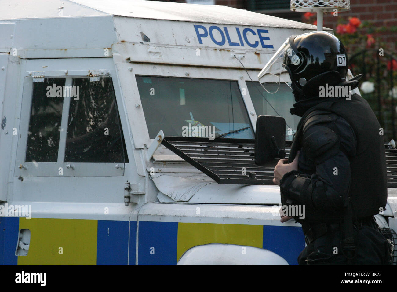 Membre de la police Riot Squad PSNI landrover à north parade avant l'Irlande du Nord Belfast Banque D'Images