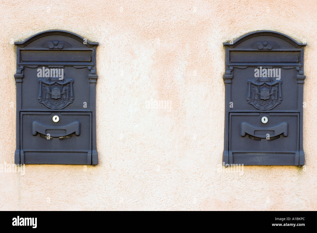 Boîtes aux lettres sur un mur Banque D'Images