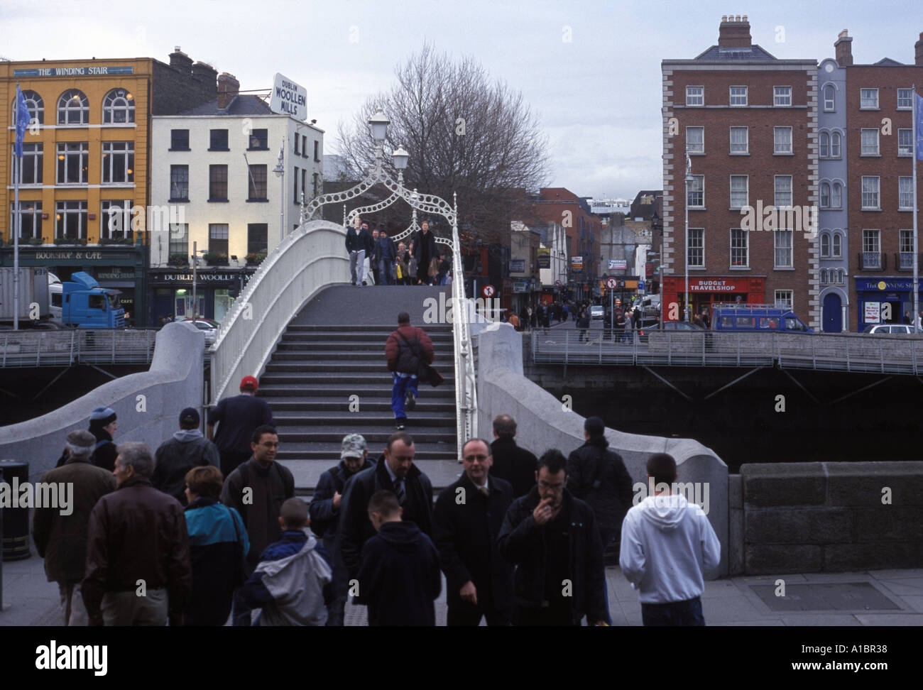 Le Halfpenny Bridge sur Dublin Liffey s Banque D'Images