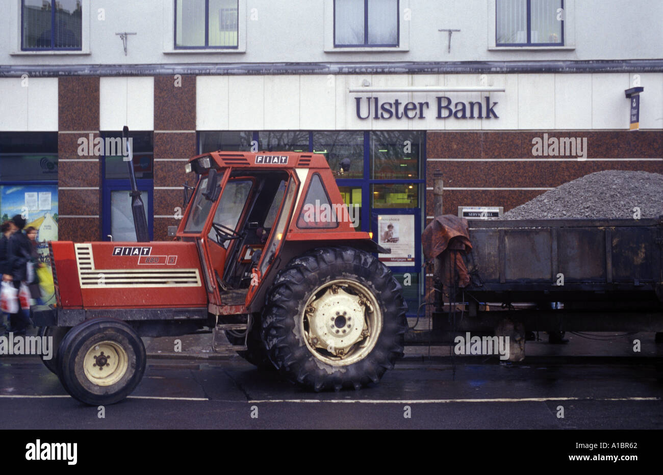 Un tracteur stationné à l'extérieur de l'Ulster Bank dans la Place Eyre à Galway Banque D'Images