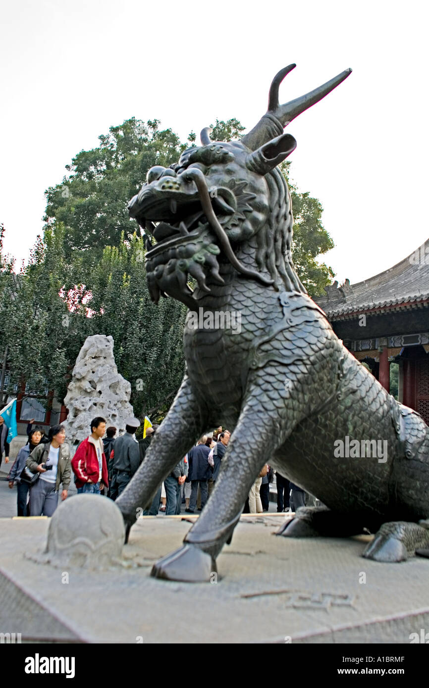 Chine Pékin Kylin la sculpture en bronze d'une créature mythique avec une tête de dragon lion tale deer cornes et sabots de bovins Banque D'Images