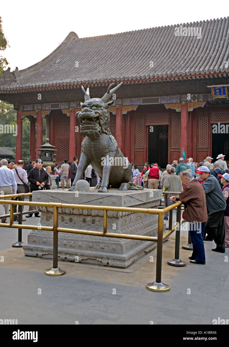 Les touristes chinois CHINE Pékin admirer la sculpture en bronze de l'Kylin une créature mythique avec une tête de dragon lion tale deer ho Banque D'Images