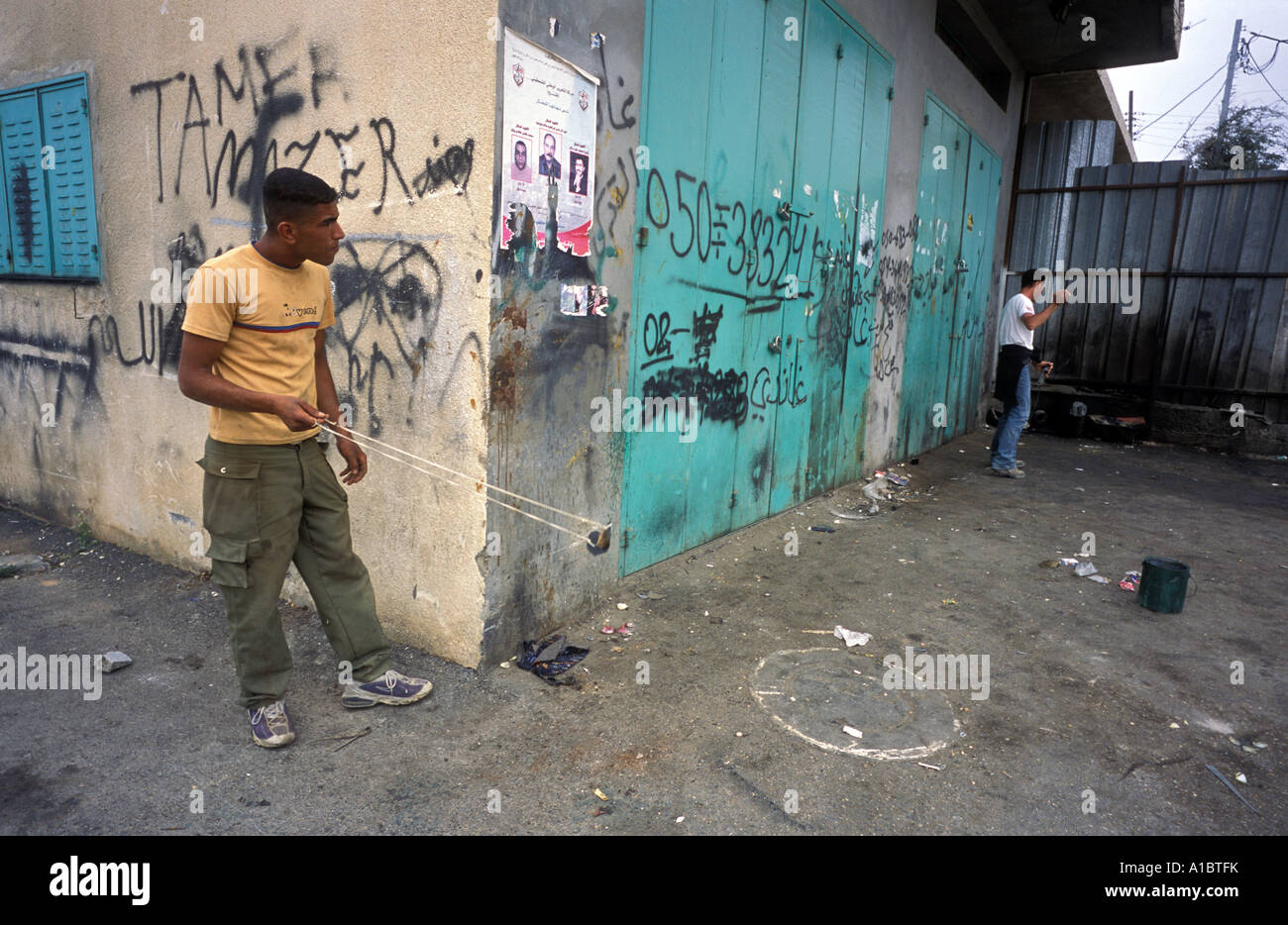 Des manifestants palestiniens jetant des pierres à des soldats israéliens, en Palestine. Banque D'Images