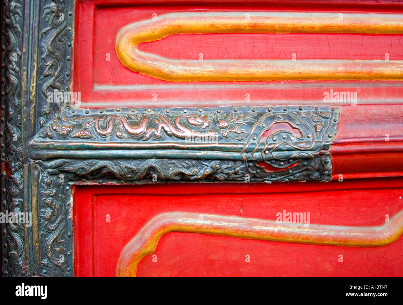 Chine Pékin Palais Impérial décorations en cuivre sur une porte rouge sont traditionnels et représentent deux dragons jouant avec une perle Banque D'Images