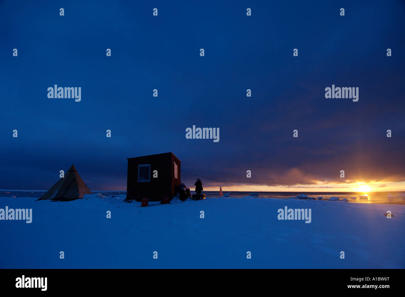 Sur le satellite Iridium téléphone à l'accueil de la cabane de chasse au sud d'Igloolik Igloolik au Nunavut ou le nord du Canada 20 octobre Banque D'Images