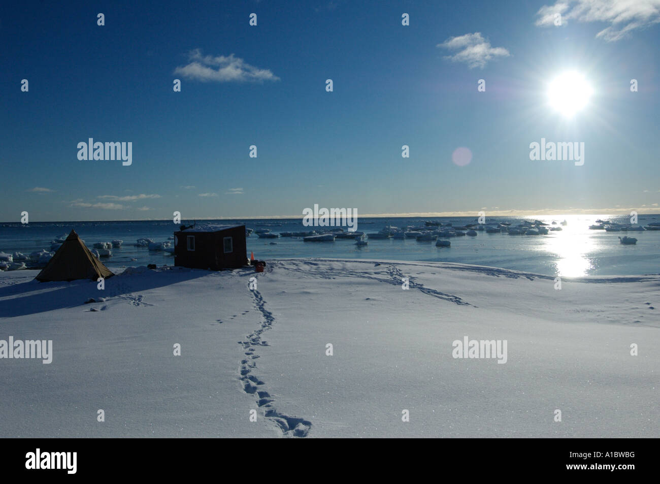 Camp à distance et cabane à favoriser Bay est utilisé comme un refuge de sécurité pour les chasseurs et les autres voyageurs ou d'Igloolik Igloolik au Nunavut nort Banque D'Images