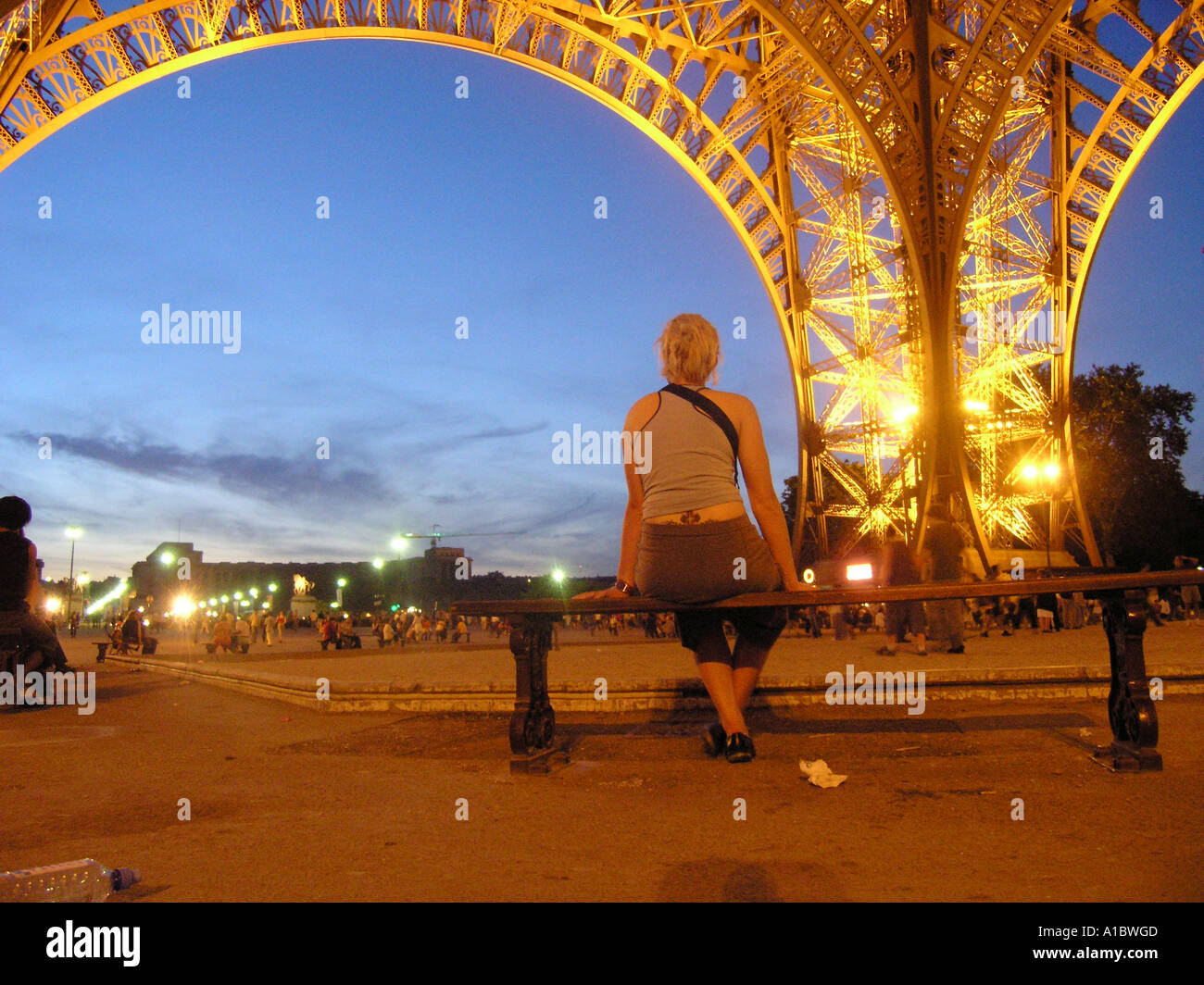 Assis sous tourisme Tour Eiffel Paris France au crépuscule Banque D'Images