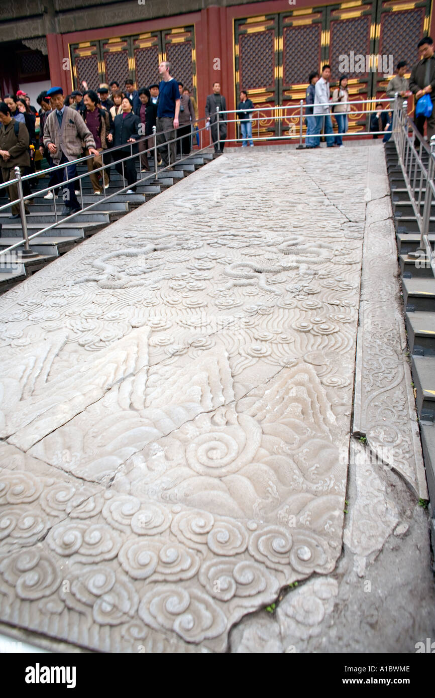 Chine BEIJING La Cité Interdite Cette sculpture Ming de dragons et nuages est sur un morceau de marbre de 250 tonnes Banque D'Images