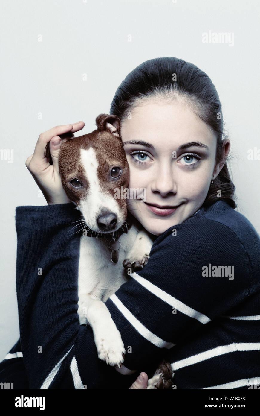 Jeune fille tenant un chien chiot Jack Russell Banque D'Images