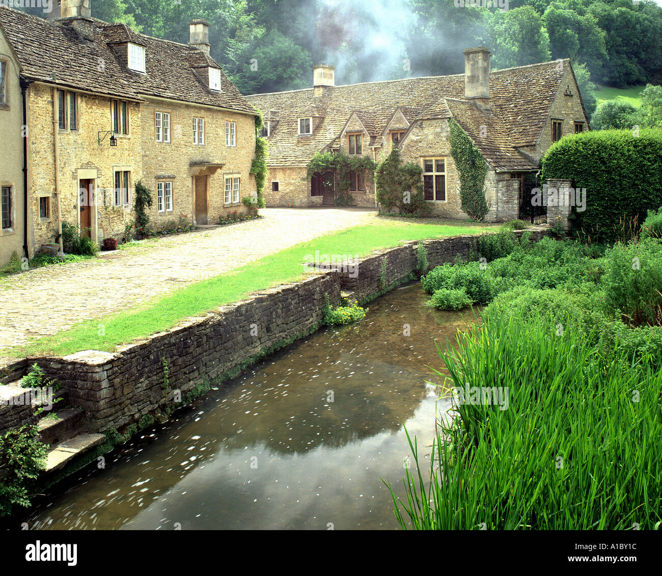 Go - WILTSHIRE : Chalets à Castle Combe Banque D'Images