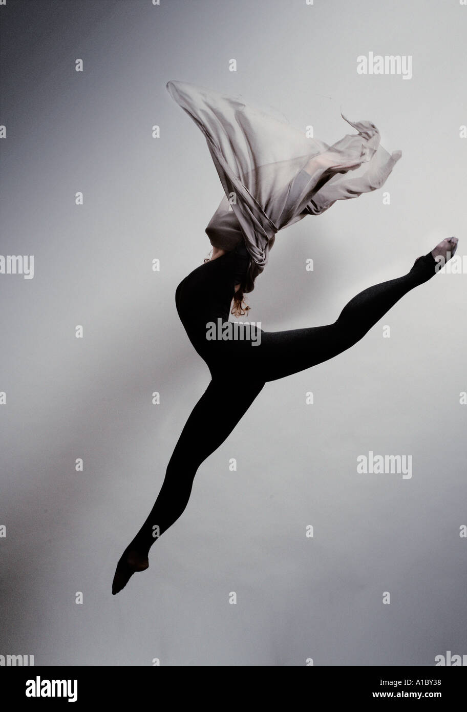 Ballerine femme sautant avec un foulard de soie Banque D'Images