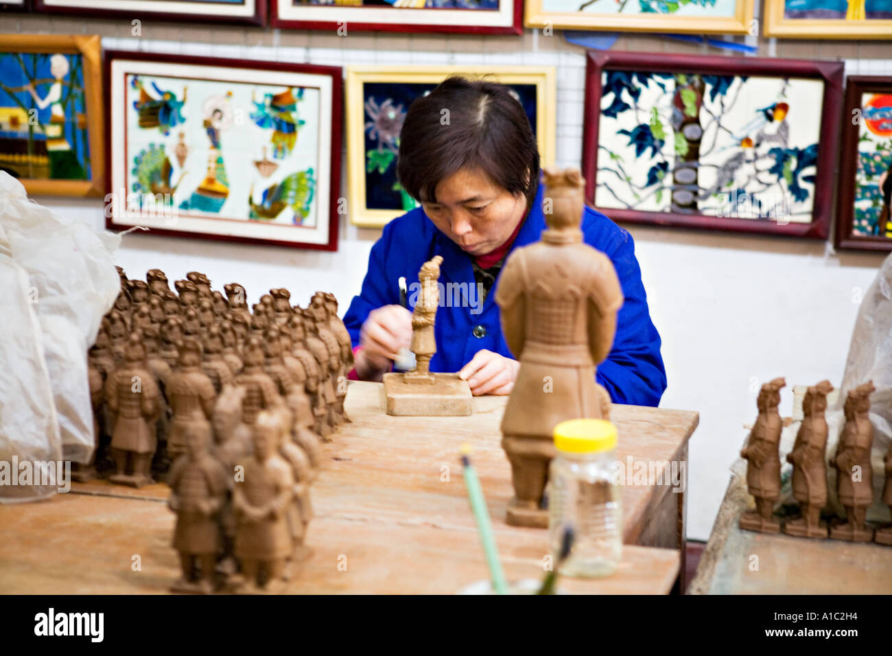 La CHINE XI'AN boutique de souvenirs et d'usine avec des répliques de l'artiste les statues de l'armée de guerriers de terre cuite Banque D'Images