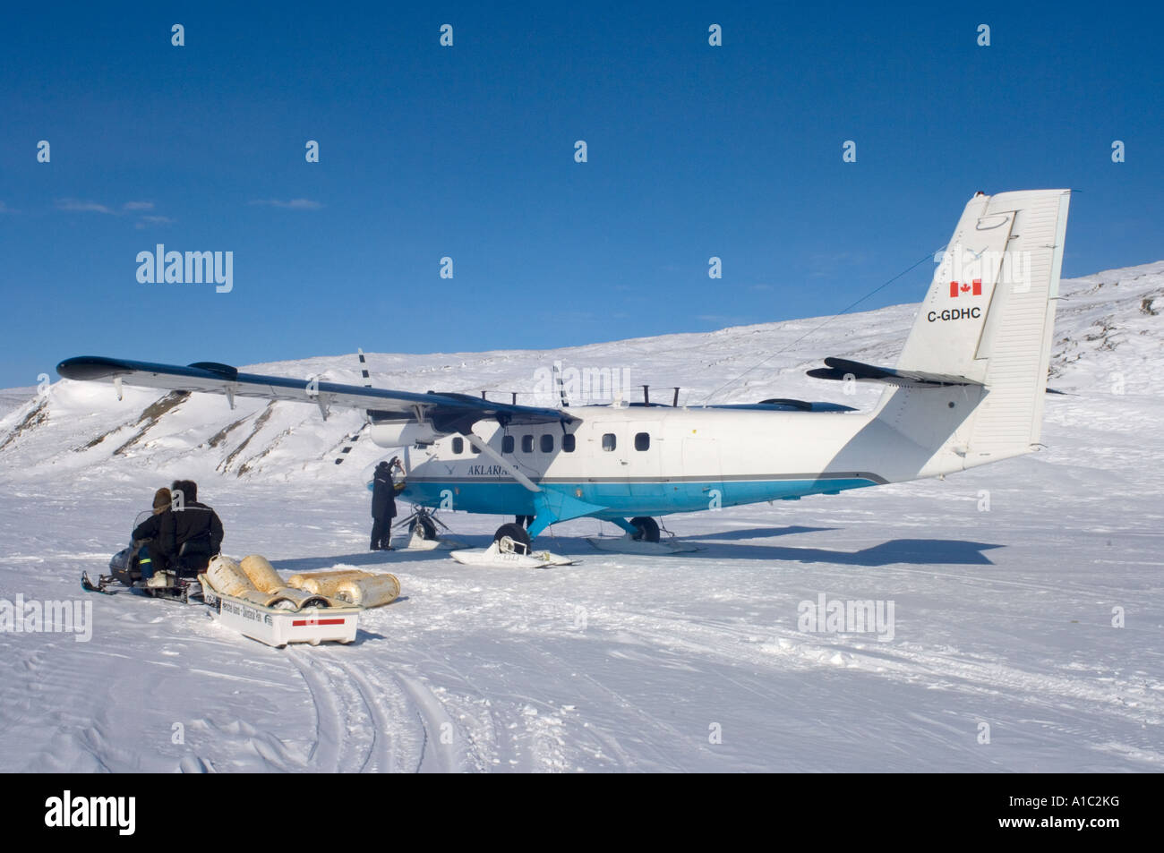 Fournitures de tomber de l'avion sur l'île Herschel au large du delta du fleuve Mackenzie Canada Territoire du Yukon Banque D'Images