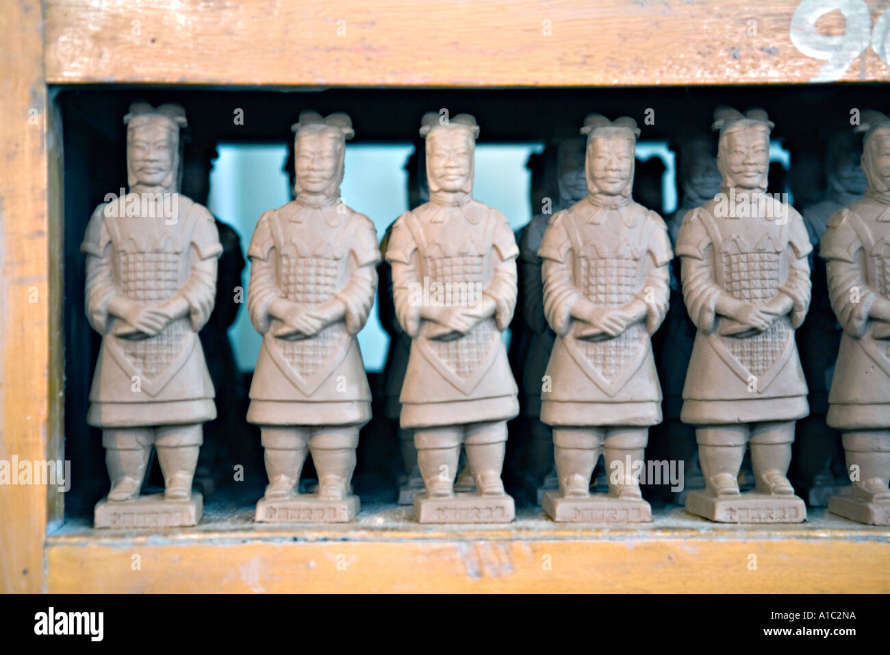 La CHINE XI'AN étagères avec des rangées de soldats en terre cuite de modèles en argile à l'usine d'attente pour le faire cuire Banque D'Images