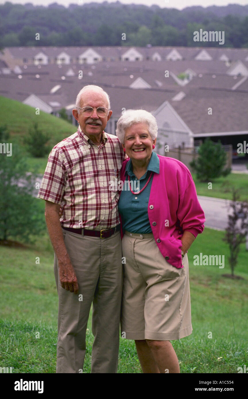 Un couple actif pose sur une colline avec vue sur leur collectivité de retraités dans le Maryland model publié Banque D'Images