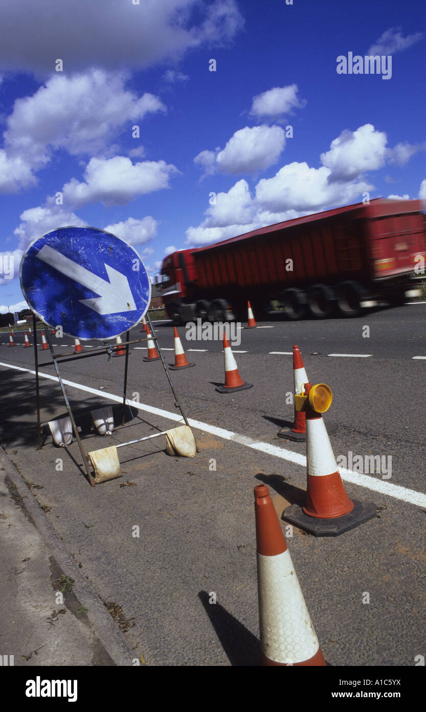 Camion passant par des travaux sur chaussée double leeds yorkshire uk Banque D'Images