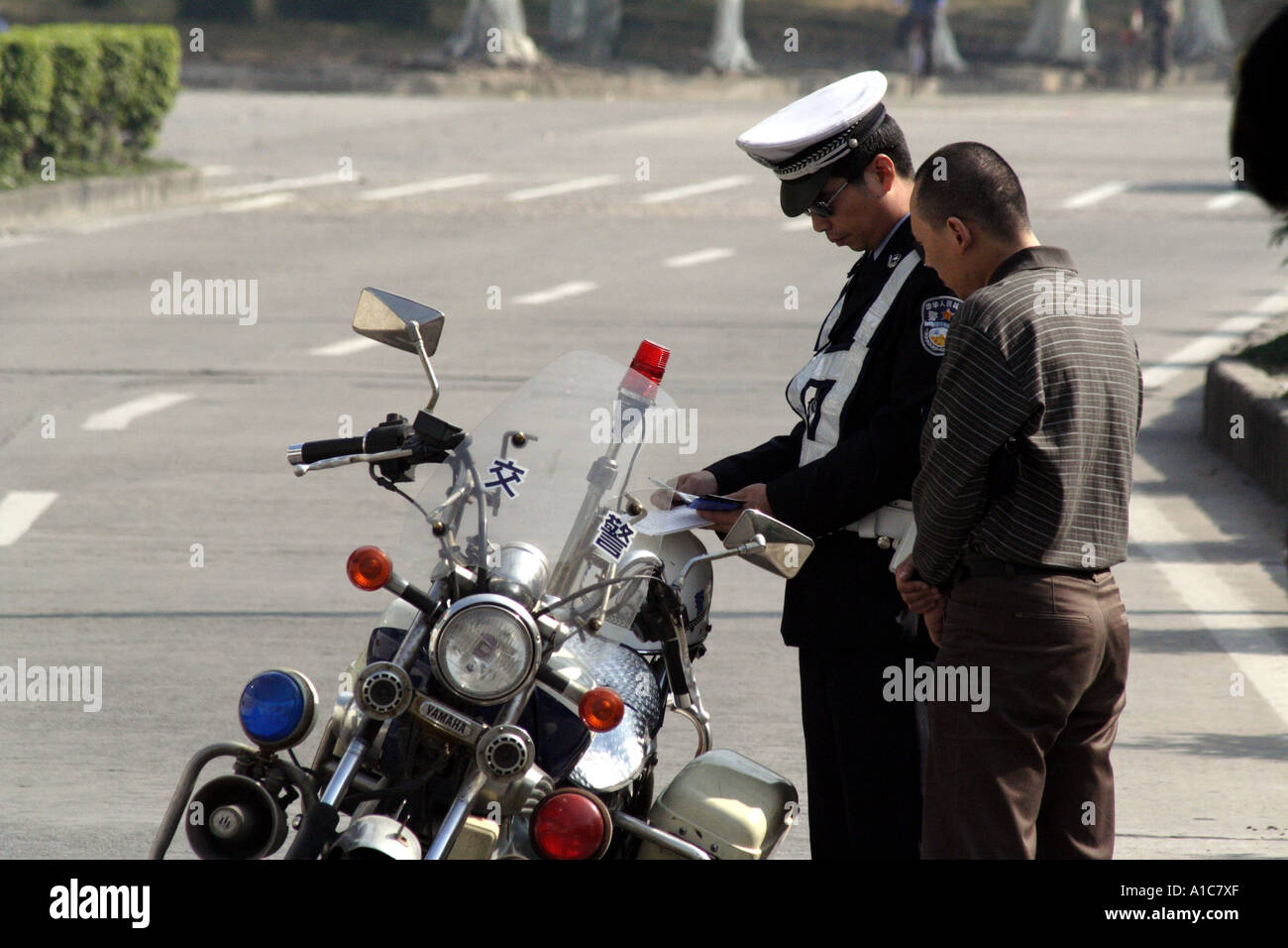 Policier écrit un billet à Shenzhen, Chine Banque D'Images