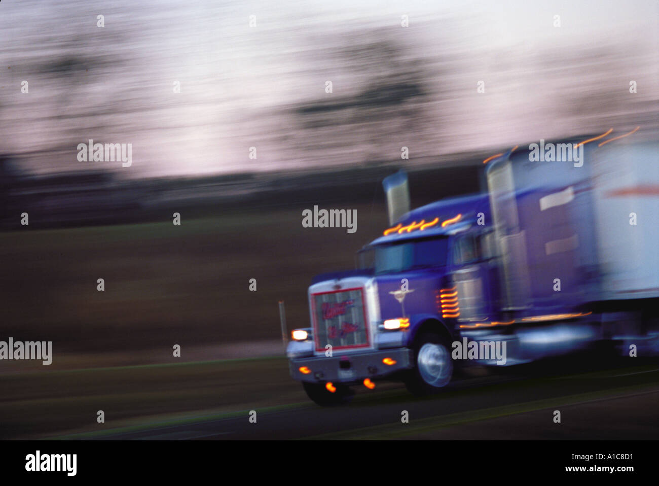 Semi truck qui circule sur l'autoroute Banque D'Images