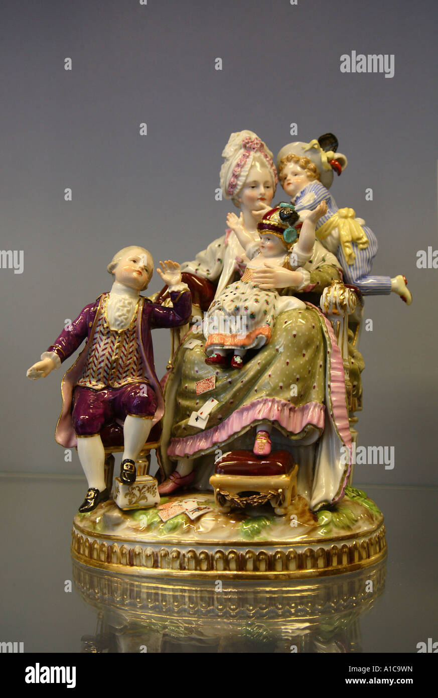 Figurine : femme avec des enfants, de l'Allemagne, la Saxe, Meissen Banque D'Images
