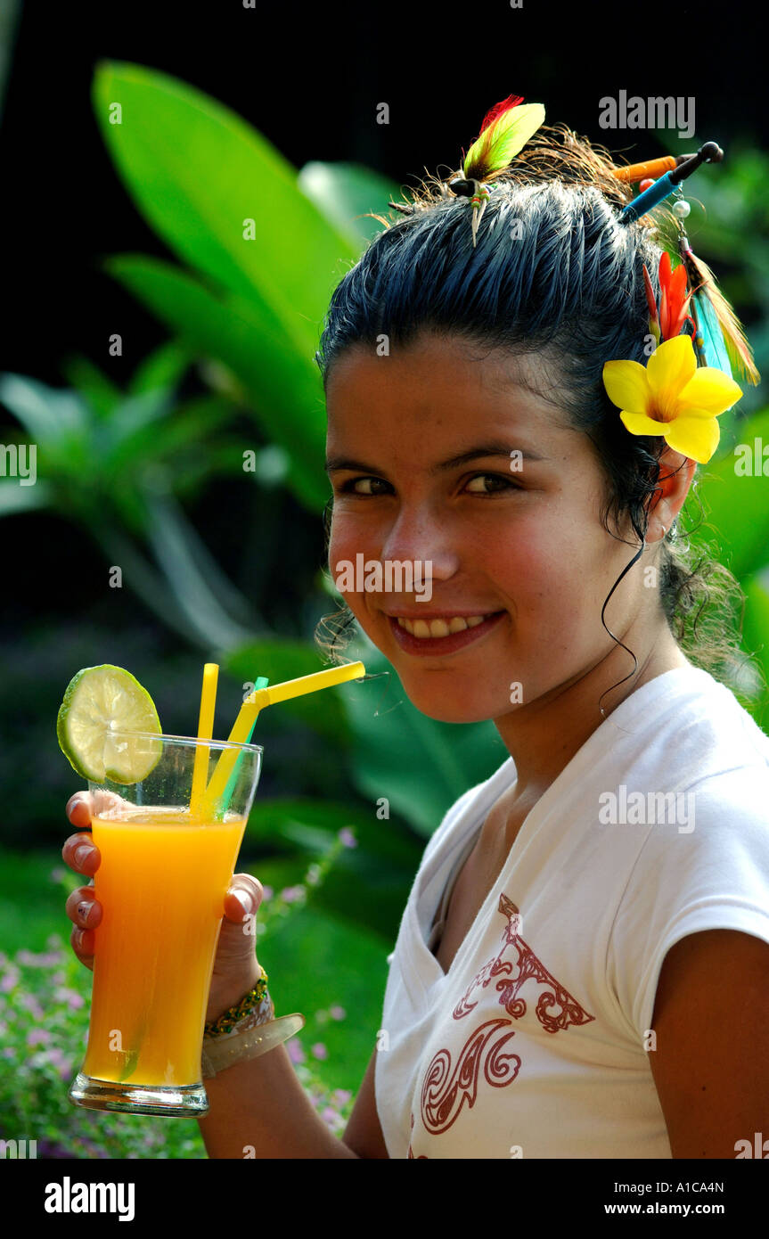 Fille avec un jus d'orange pendant les vacances en Thaïlande En Thaïlande, Banque D'Images