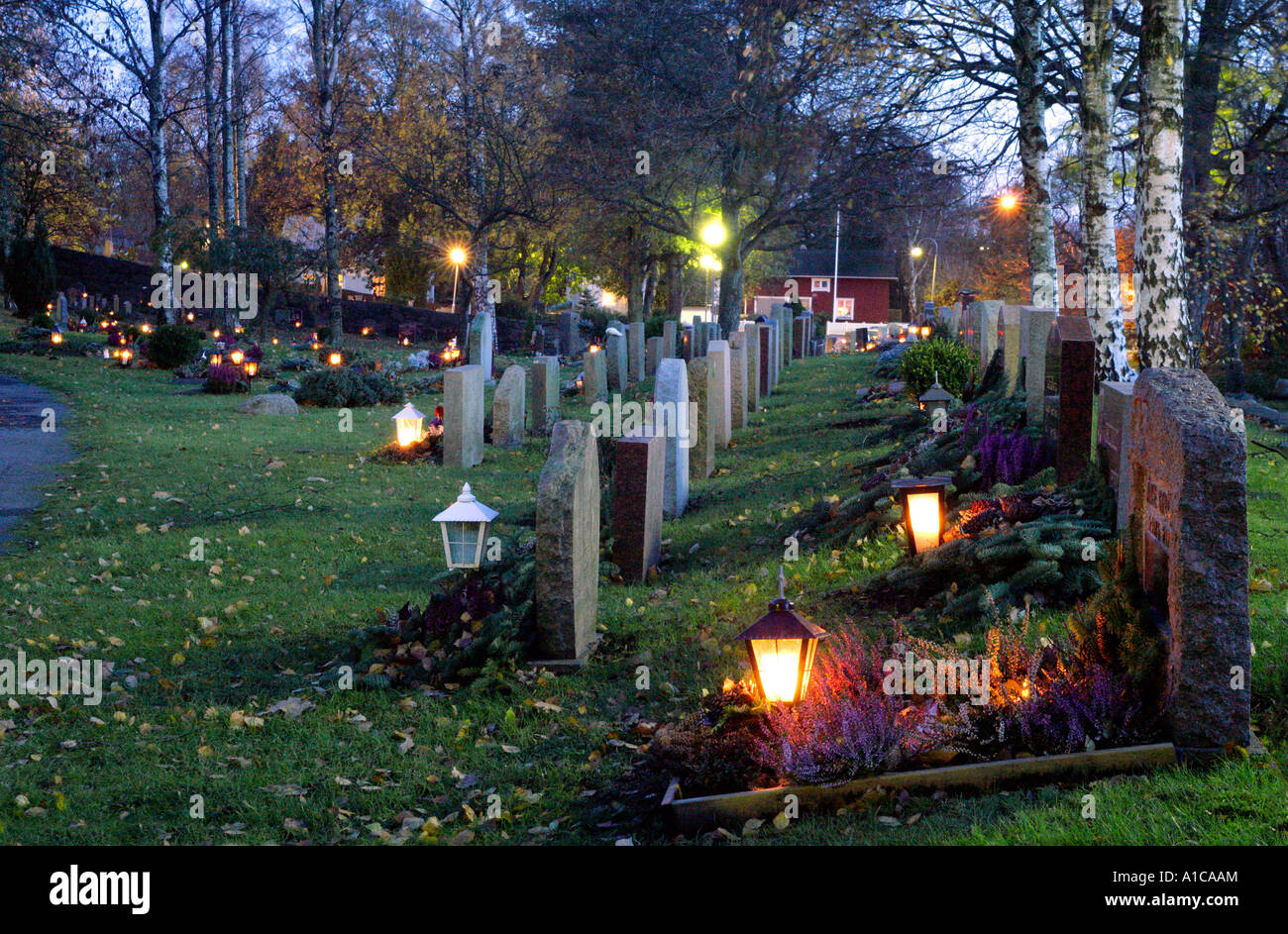 Cimetière chrétien de nuit à la Toussaint. Banque D'Images