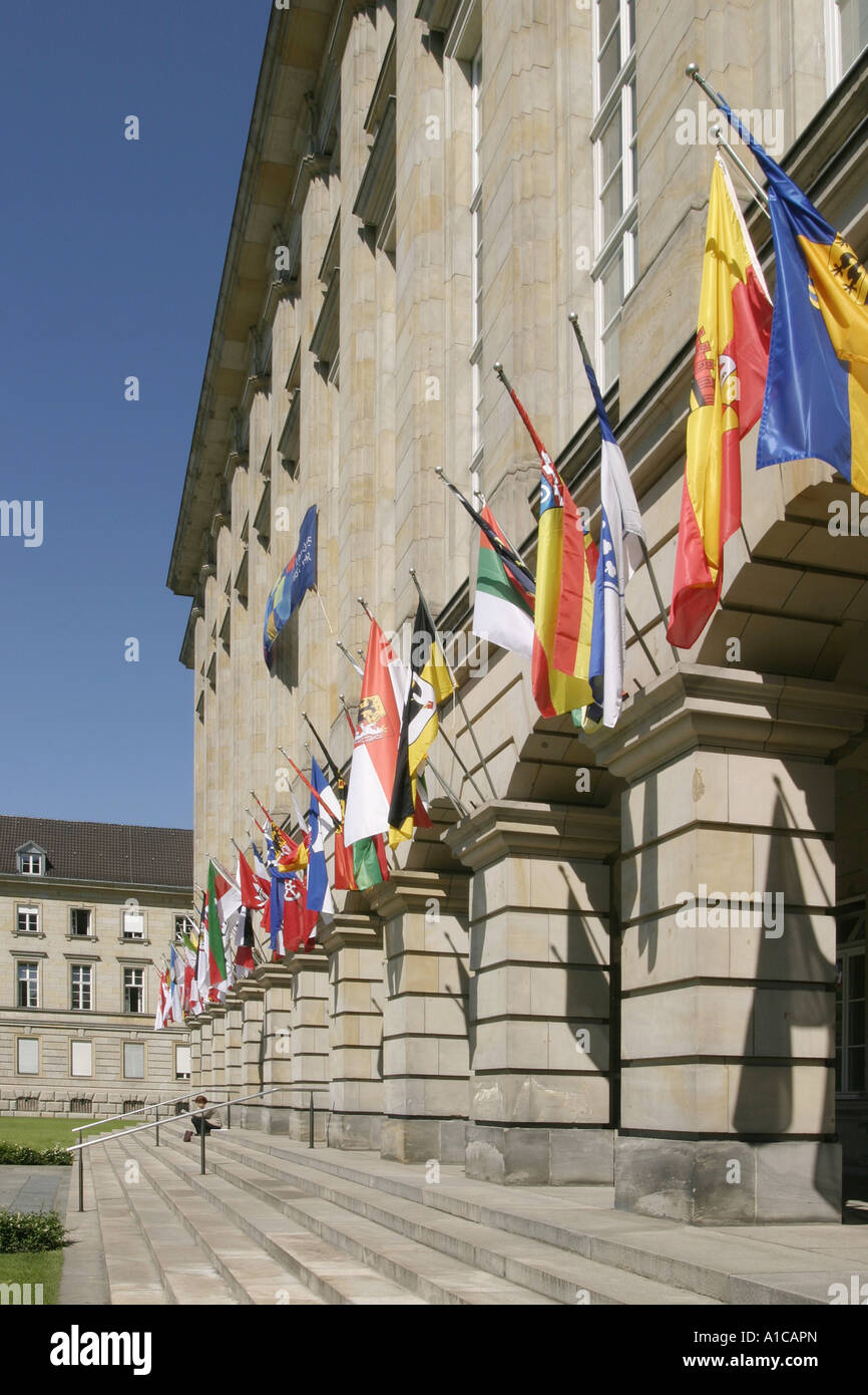 Décorée de drapeaux Ernst-Reuter-bâtiment. Ernst Reuter, ancien bourgmestre de Berlin, proclamé 1947 lors d'une démonstration Banque D'Images