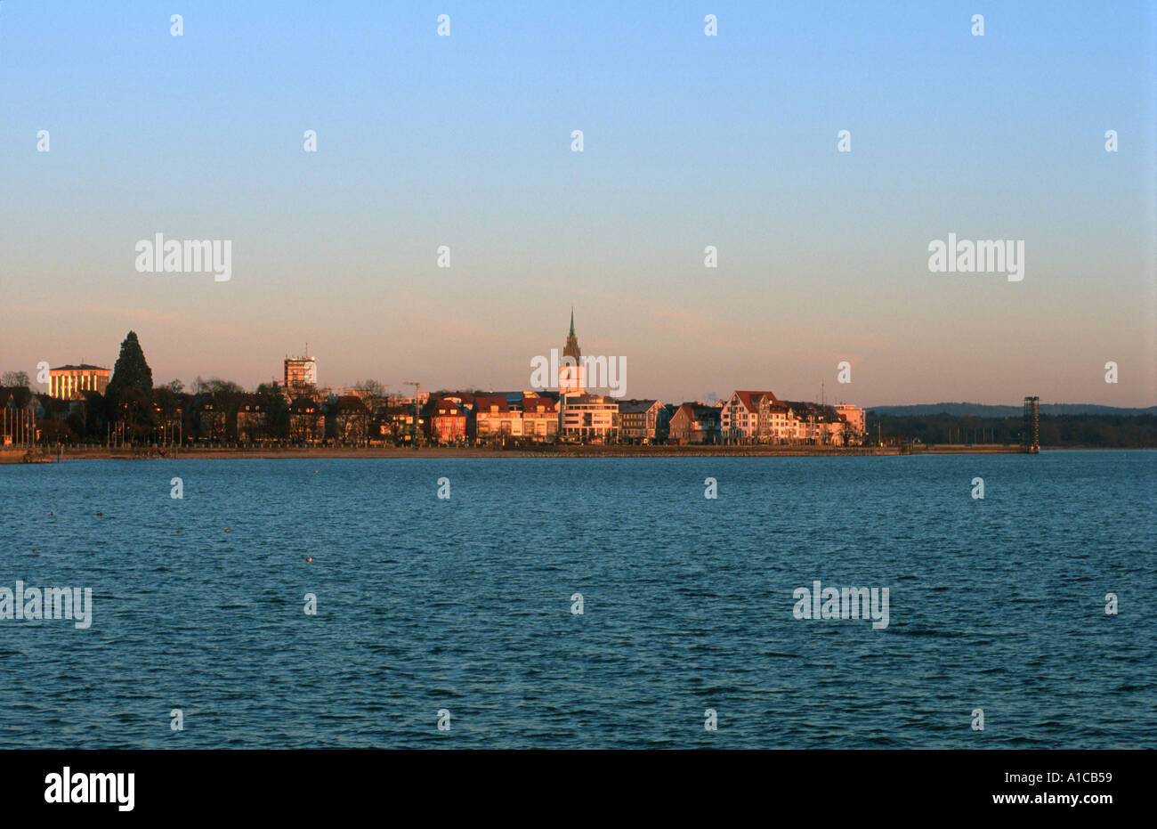 Friedrichshafen dans le coucher du soleil, le lac de Constance (Bodensee) Bade-wurtemberg Allemagne Banque D'Images