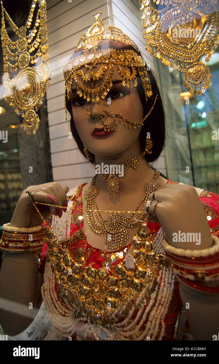 Bijoux femme arabe émirats collier symbole de la richesse de l'or Photo  Stock - Alamy